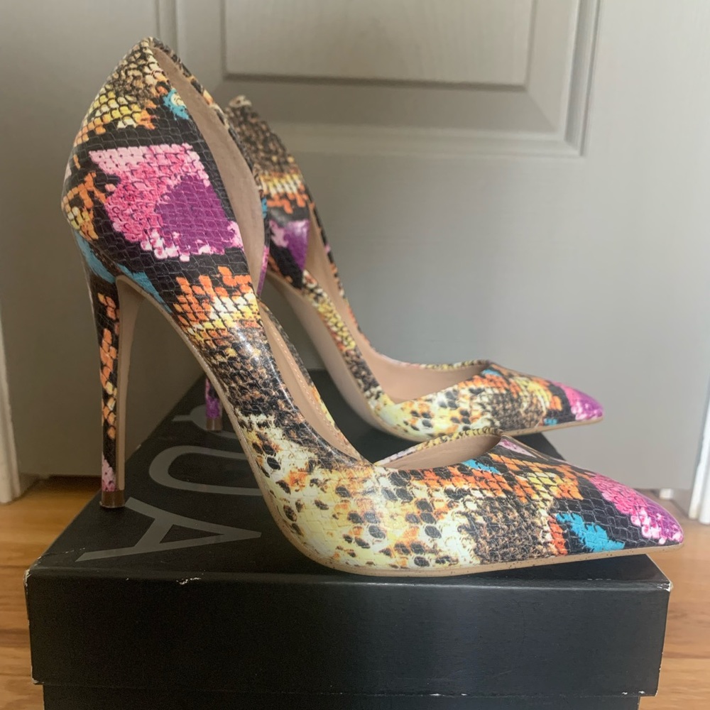 Aqua Dorsey snake-print pump